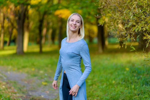 Foto Porträtt Vacker Blond Flicka Parken Gatan Nedgången Kvällens Solnedgång — Stockfoto