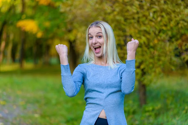 Portret Fotografia Piękne Blondynka Parku Ulicy Jesienią Wieczorem Zachód Słońca — Zdjęcie stockowe