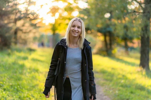 Foto Porträtt Vacker Blond Flicka Parken Gatan Nedgången Kvällens Solnedgång — Stockfoto