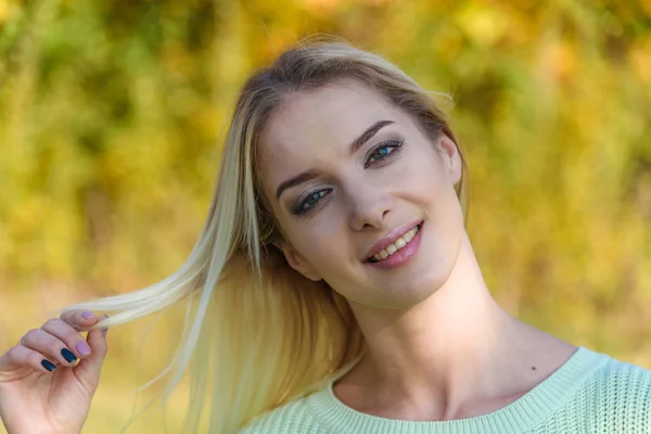 Portret Fotografia Piękne Blondynka Parku Przyrody Lesie Ona Stoi Tuż — Zdjęcie stockowe