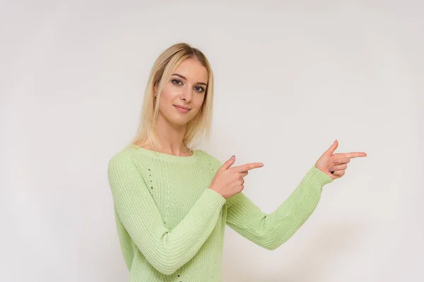 Foto Portret Van Een Mooi Blond Meisje Praten Een Witte — Stockfoto