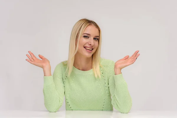 Photo Portrait Beautiful Blonde Girl Talking White Background Sitting Table — Stock Photo, Image