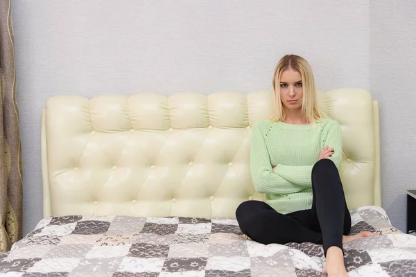 Photo Portrait Beautiful Blonde Girl Room Sitting Sofa She Right — Stock Photo, Image