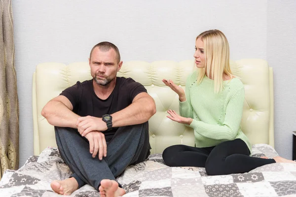 Photo Snapshot Family Problems Family Relationships Dissatisfied Men Women Husband — Stock Photo, Image