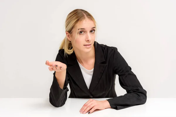 Foto Studio Una Bella Ragazza Bionda Che Parla Abito Lavoro — Foto Stock