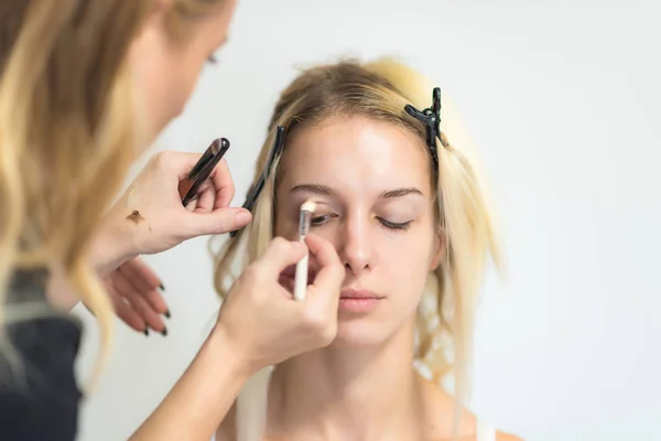 Trabajo Artista Maquillaje Profesional Esteticista Hace Que Maquillaje Con Cepillo — Foto de Stock