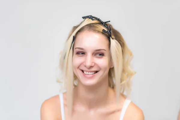 Портрет Красивой Блондинки Работающей Профессиональным Визажистом Сидит Прямо Перед Камерой — стоковое фото