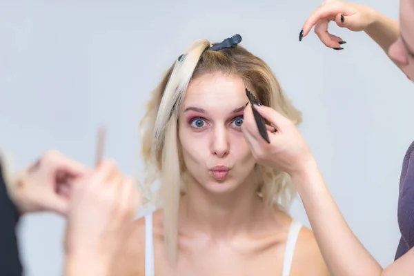 Arbetet Professionell Makeupartist Kosmetolog Gör Makeup Med Borste Framsidan Vacker — Stockfoto