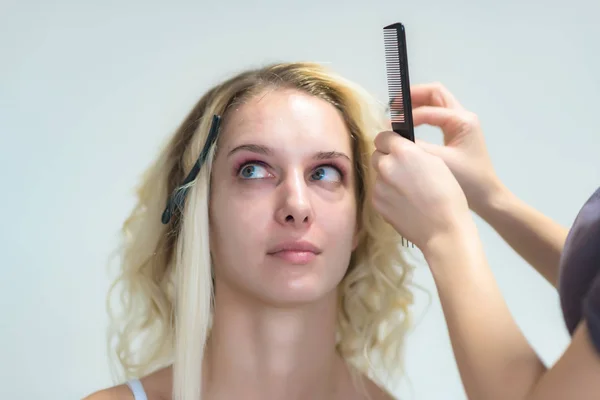 Trabalho Artista Maquiagem Profissional Cabeleireiro Faz Estilo Cabelo Uma Linda — Fotografia de Stock