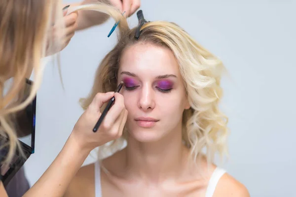 Arbetet Professionell Makeupartist Kosmetolog Gör Makeup Med Borste Framsidan Vacker — Stockfoto