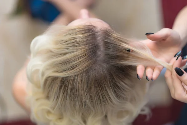 Trabalho Artista Maquiagem Profissional Cabeleireiro Faz Estilo Cabelo Uma Linda — Fotografia de Stock