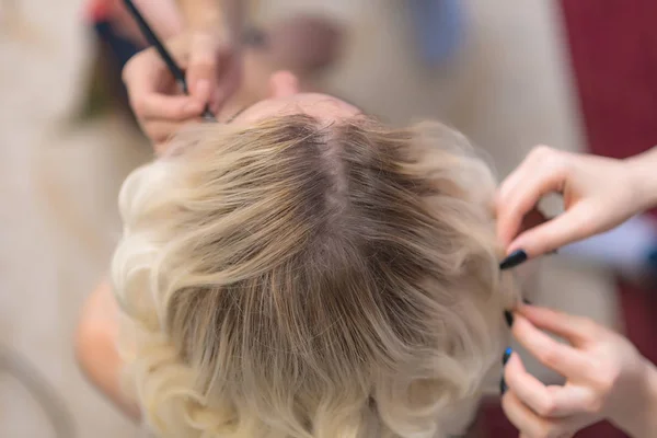 Trabalho Artista Maquiagem Profissional Cabeleireiro Faz Estilo Cabelo Uma Linda — Fotografia de Stock