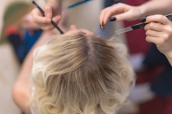 Trabalho Artista Maquiagem Profissional Cabeleireiro Faz Estilo Cabelo Uma Linda — Fotografia de Stock