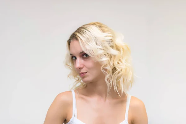 Portret Pięknej Blondynce Podczas Pracy Jako Kosmetyczka Profesjonalny Make Artist — Zdjęcie stockowe