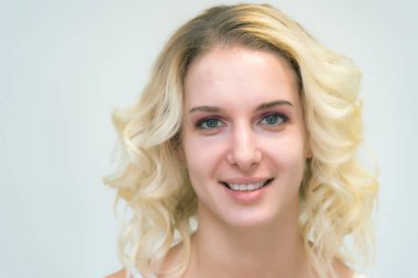 Güzel sarışın kız bir profesyonel güzellik makyaj sanatçısı olarak portresi. O kamera önünde oturur ve mutlu görünüyor.