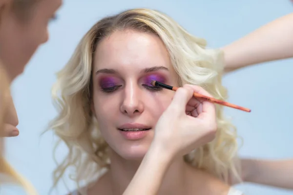 Work Professional Makeup Artist Beautician Makes Makeup Brush Face Beautiful — Stock Photo, Image