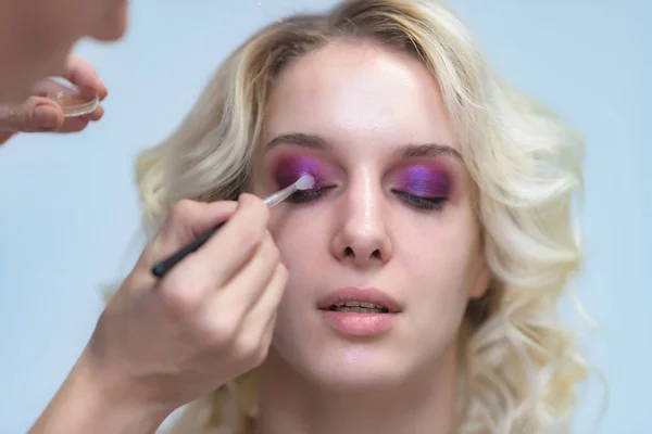 Die Arbeit Eines Professionellen Make Artist Kosmetikerin Make Mit Einem — Stockfoto