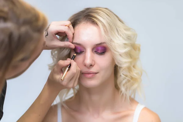 Work Professional Makeup Artist Beautician Makes Makeup Brush Face Beautiful — Stock Photo, Image