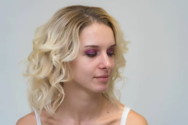 Retrato Una Hermosa Chica Rubia Mientras Trabajaba Como Artista Maquillaje —  Fotos de Stock