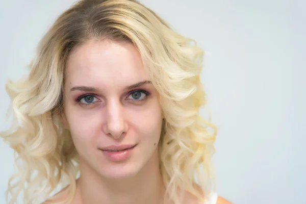 Portrét Krásné Blond Dívky Když Pracoval Jako Profesionální Kosmetické Make — Stock fotografie