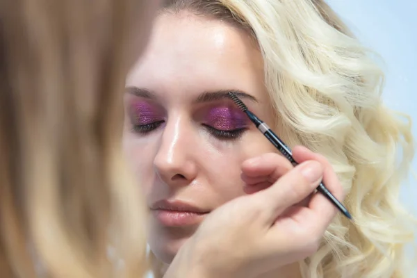 Trabajo Artista Maquillaje Profesional Esteticista Hace Que Maquillaje Con Cepillo — Foto de Stock