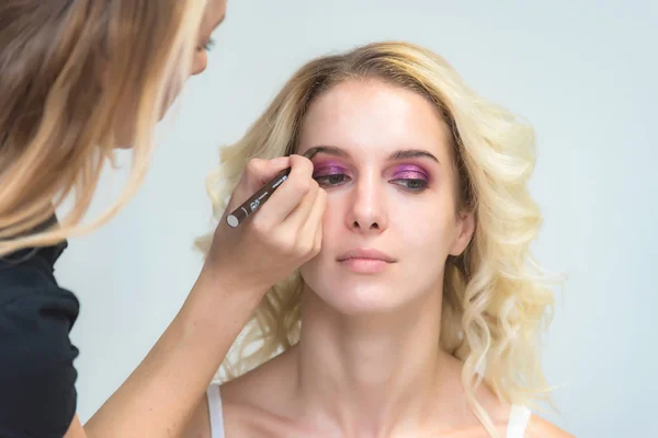 Die Arbeit Eines Professionellen Make Artist Kosmetikerin Make Mit Einem — Stockfoto