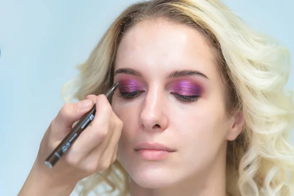 Arbetet Professionell Makeupartist Kosmetolog Gör Makeup Med Borste Framsidan Vacker — Stockfoto