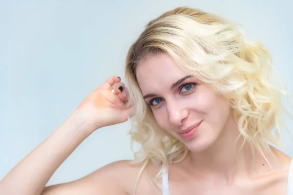 Красивый Портрет Красивой Блондинки Белом Фоне Идеальным Макияжем Модель Стиле — стоковое фото