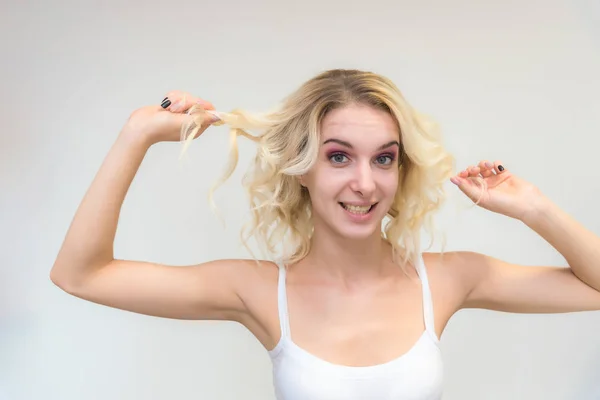 Schönheitsporträt Eines Schönen Blonden Mädchens Auf Weißem Hintergrund Mit Perfektem — Stockfoto
