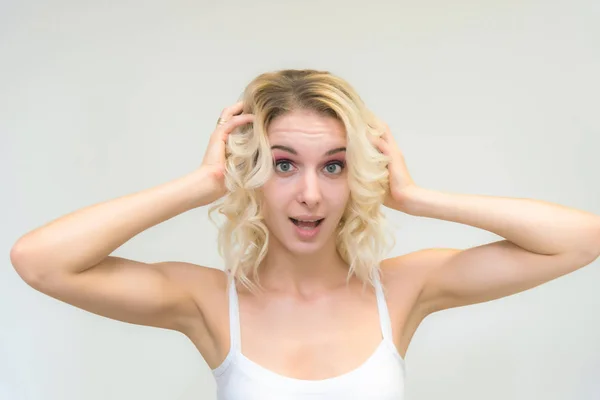 Retrato Beleza Uma Linda Garota Loira Fundo Branco Com Maquiagem — Fotografia de Stock