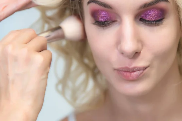 Arbetet Professionell Makeupartist Kosmetolog Gör Makeup Med Borste Framsidan Vacker — Stockfoto
