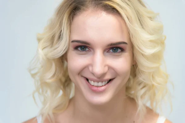 Schönheitsporträt Eines Schönen Blonden Mädchens Auf Weißem Hintergrund Mit Perfektem — Stockfoto