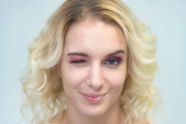 Beauty Porträtt Vacker Blond Flicka Vit Bakgrund Med Perfekt Makeup — Stockfoto