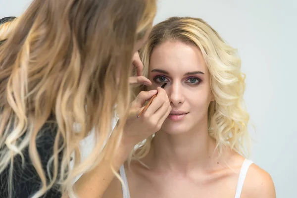 Work Professional Makeup Artist Beautician Makes Makeup Brush Face Beautiful — Stock Photo, Image