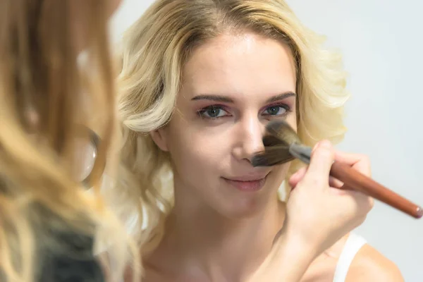 Arbetet Professionell Makeupartist Kosmetolog Gör Makeup Med Borste Framsidan Vacker — Stockfoto