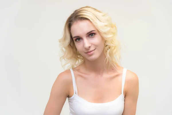 Beauty Porträtt Vacker Blond Flicka Vit Bakgrund Med Perfekt Makeup — Stockfoto