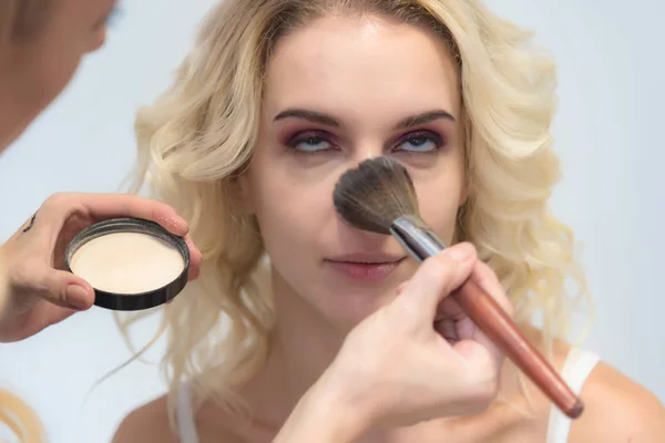 Arbetet Professionell Makeupartist Kosmetolog Gör Makeup Med Borste Framsidan Vacker — Stockfoto