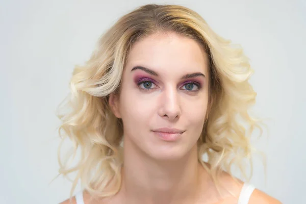 Portrét Krása Krásná Blondýnka Bílém Pozadí Dokonalým Make Upem Beauty — Stock fotografie