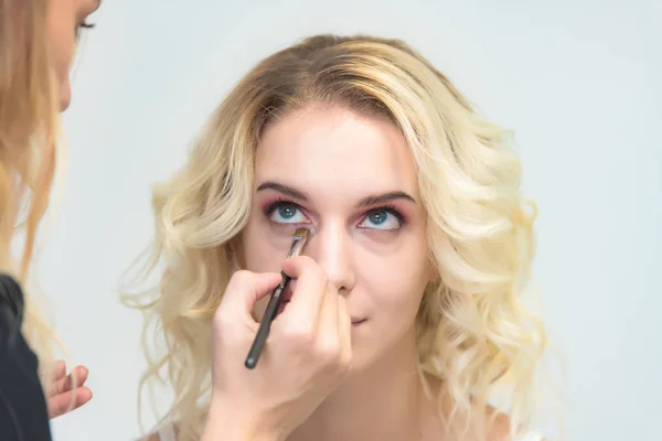 Arbetet Professionell Makeupartist Kosmetolog Gör Makeup Med Borste Framsidan Vacker — Stockfoto