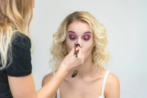 Trabajo Artista Maquillaje Profesional Esteticista Hace Que Maquillaje Con Cepillo —  Fotos de Stock