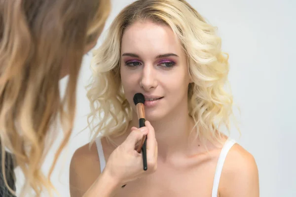 Arbetet Professionell Makeupartist Kosmetolog Gör Makeup Med Borste Framsidan Vacker — Stockfoto