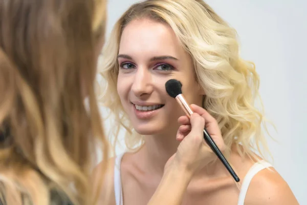 Trabajo Artista Maquillaje Profesional Esteticista Hace Que Maquillaje Con Cepillo — Foto de Stock