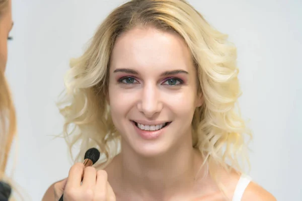 Arbetet Professionell Makeupartist Kosmetolog Gör Makeup Med Borste Framsidan Vacker — Stockfoto