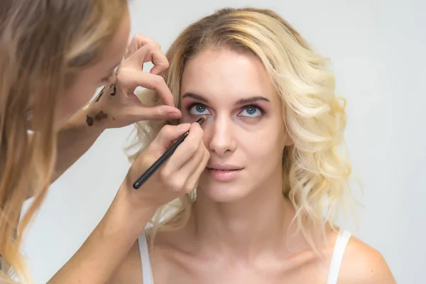 Arbetet Professionell Makeupartist Kosmetolog Gör Makeup Med Borste Framsidan Vacker — Stockfoto