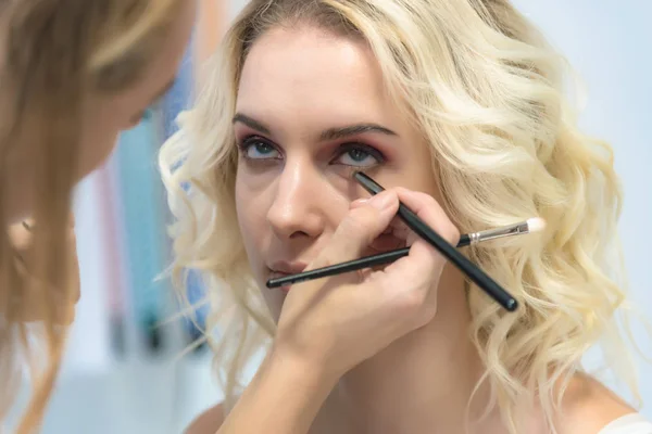 Work Professional Makeup Artist Beautician Makes Makeup Brush Face Beautiful — Stock Photo, Image