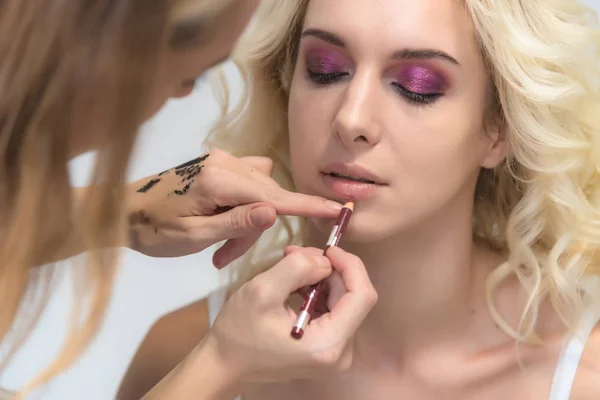 Arbetet Professionell Makeupartist Kosmetolog Gör Makeup Med Borste Framsidan Vacker — Stockfoto