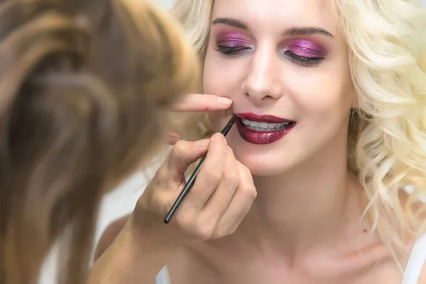 Work Professional Makeup Artist Beautician Makes Makeup Brush Face Beautiful — Stock Photo, Image