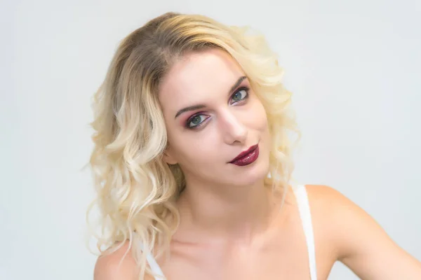 Beauty Porträtt Vacker Blond Flicka Vit Bakgrund Med Perfekt Makeup — Stockfoto