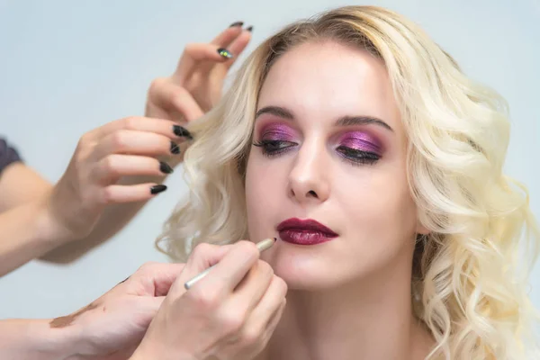 Arbetet Professionell Makeupartist Kosmetolog Gör Makeup Med Borste Framsidan Vacker — Stockfoto