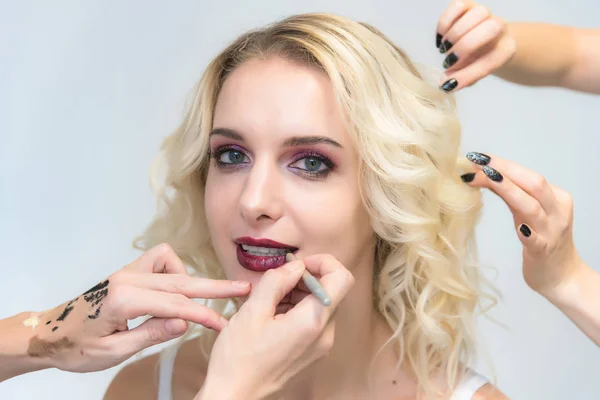 Travail Maquilleur Professionnel Esthéticienne Fait Maquillage Avec Pinceau Sur Visage — Photo